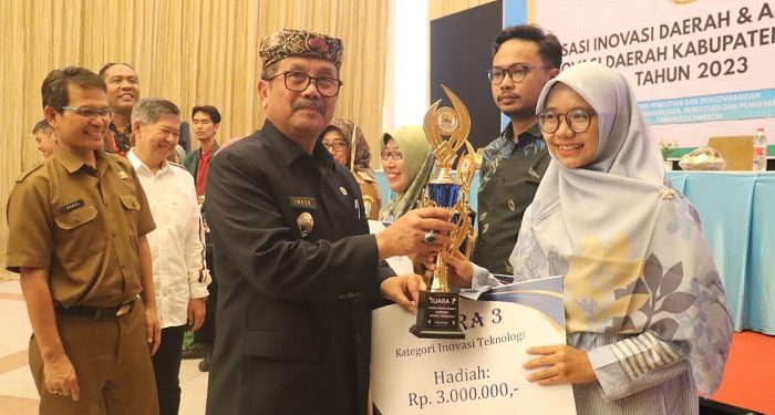 Bappelitbangda Kabupaten Cirebon Beri 12 Inovator Penghargaan Lomba Inovasi Daerah 2023