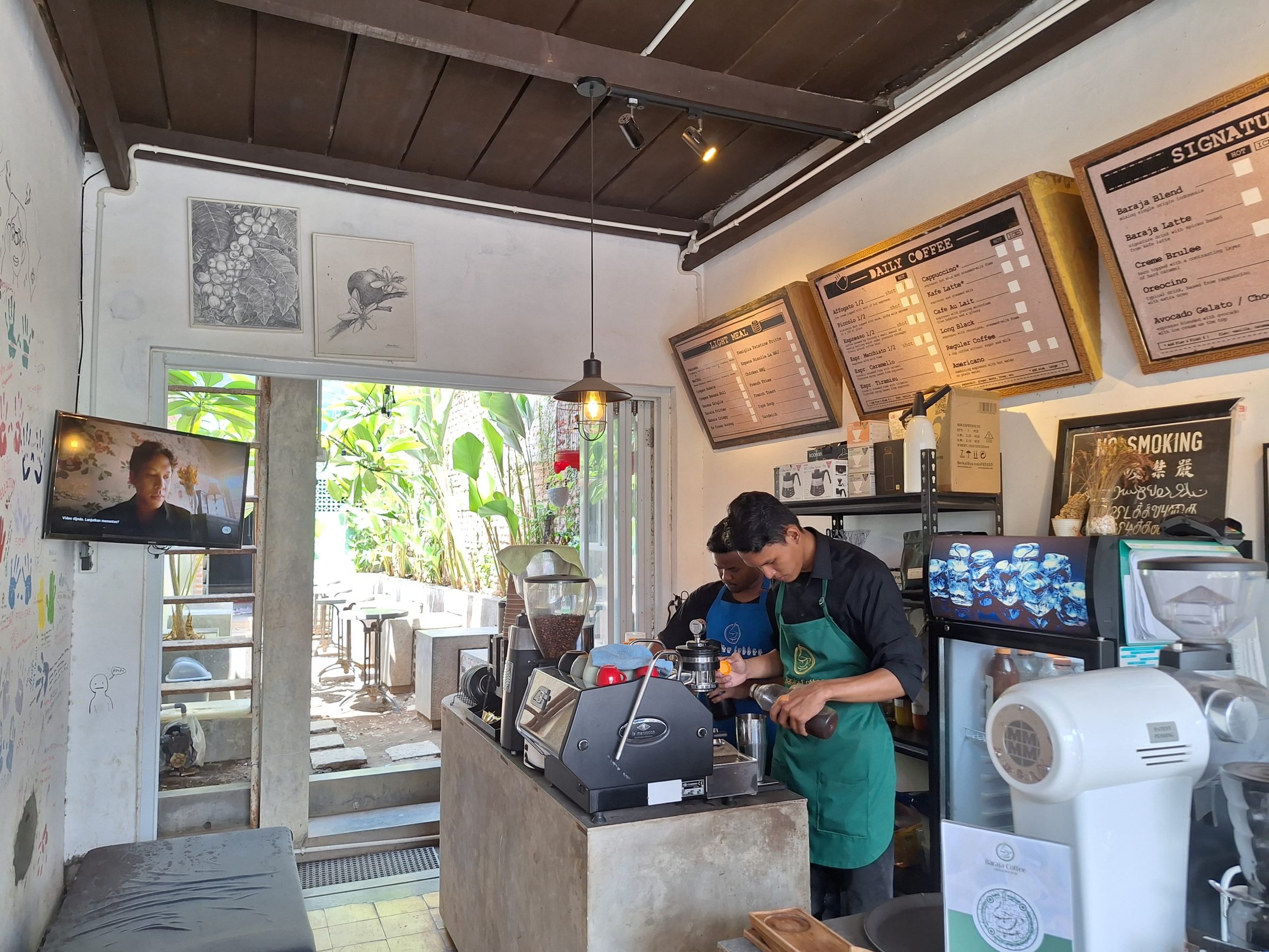 Barista teman tuli di Baraja Coffee (Ciayumajakuning.id/Ipan Fanani)