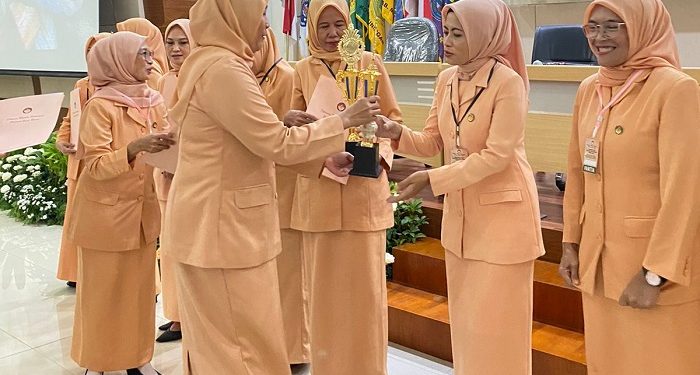 Dharma Wanita Kuningan Terbaik Ketiga Jabar Kategori Pengiriman LPPK 2023