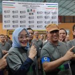 Prosesi pemasangan bantalan captain pada deklarasi tim pemenangan paslon Amin di Cirebon. (ciayumajakuning.id)