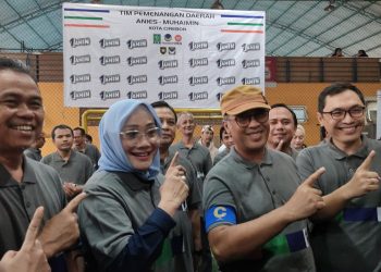 Prosesi pemasangan bantalan captain pada deklarasi tim pemenangan paslon Amin di Cirebon. (ciayumajakuning.id)