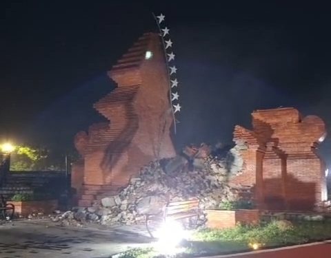 Penampakan gapura taman Pataraksa Ambruk ramai jadi perbincangan netizen Cirebon