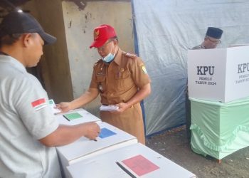 Camat Ciledug Cirebon Nyoblos di TPS 021 Desa Jatiseeng Kidul, Ini Harapannya