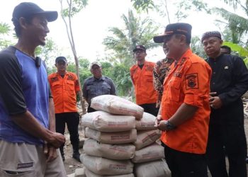 Rumah Tersambar Petir, Warga Cipicung Peroleh Bantuan dari BPBD Kuningan