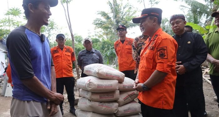 Rumah Tersambar Petir, Warga Cipicung Peroleh Bantuan dari BPBD Kuningan
