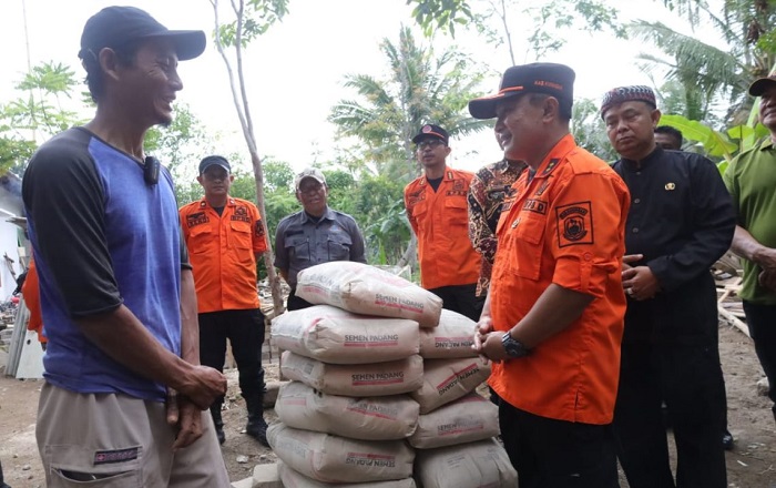 Rumah Tersambar Petir, Warga Cipicung Peroleh Bantuan Dari BPBD ...