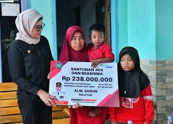 Wafat Tersambat Petir, Keluarga Nelayan Sukra Indramayu Dapat Santunan Rp238 Juta