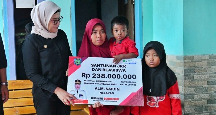 Wafat Tersambat Petir, Keluarga Nelayan Sukra Indramayu Dapat Santunan Rp238 Juta