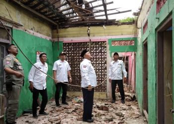 Rumah Warga di Bangodua Indramayu Ambruk Akibat Hujan Deras dan Angin Kencang