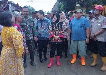 Mensos Risma Kunjungi Tiga Desa Terdampak Banjir di Pabedilan Cirebon