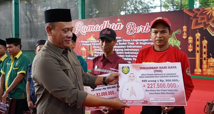 Sekda Indramayu Bagi-bagi THR Kepada Ratusan Petugas Kebersihan