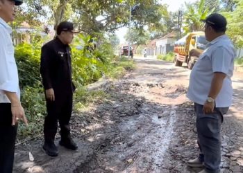 Pengusaha Pasir dan Warga Perbaiki Jalan Luragung-Cidahu, DPUTR Kuningan Turun Tangan