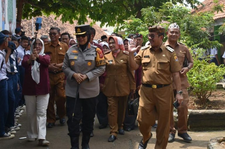 Duet Maut Bupati Cirebon dan Kapolresta Saat Beri Penyuluhan Bagi Pelajar
