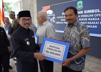575 Ketua RT, RW dan LPM di Kuningan Dapat Bantuan Stimulan dari Pemkab