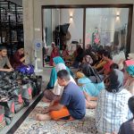 Pemberian santunan kepada anak yatim dan warga jompo di Desa Kebonturi Kecamatan Arjawinangun di Warehouse Mawar Fashion Cirebon.