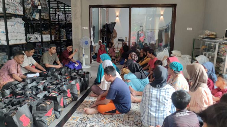 Pemberian santunan kepada anak yatim dan warga jompo di Desa Kebonturi Kecamatan Arjawinangun di Warehouse Mawar Fashion Cirebon.