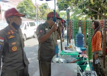 Satpol PP Indramayu Tertibkan Puluhan PKL di Sindang