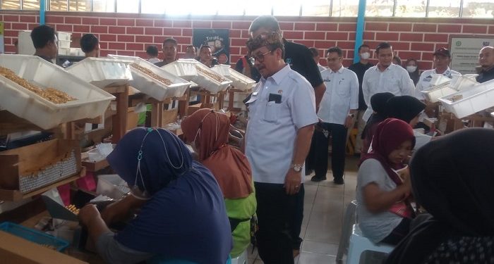 Disnaker Kabupaten Cirebon Monitoring Sejumlah Perusahaan Pastikan THR Lunas