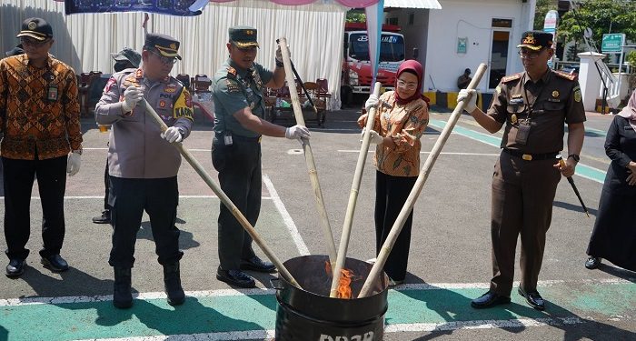 Kejari Indramayu Musnahkan Barang Bukti dari 29 Tindak Pidana Umum