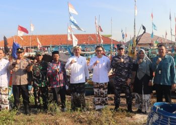 Nelayan Cirebon di Mundu Dapat Bantuan Alat Tangkap Ikan Ramah Lingkungan