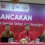 Kepala OJK Cirebon Agus Muntholib saat mengikuti bincang asik sektor jasa keuangan di kantor OJK. (Ciayumajakuning.id)