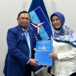 Kepala Badan Pembina Organisasi, Kaderisasi, dan Keanggotaan (BPOKK) Partai Demokrat, Herman Khaeron memberikan surat tugas rekomendasi Bacabup Cirebon 2024 kepada Ayu Tjiptaningsih. (Ist)