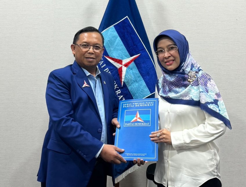 Kepala Badan Pembina Organisasi, Kaderisasi, dan Keanggotaan (BPOKK) Partai Demokrat, Herman Khaeron memberikan surat tugas rekomendasi Bacabup Cirebon 2024 kepada Ayu Tjiptaningsih. (Ist)