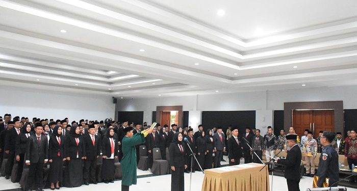 Bawaslu Kuningan Lantik 96 Anggota Panwascam