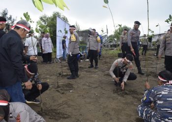 Hari Bhayangkara ke-78, Polres Indramayu Tanam 10 Ribu Pohon di Pantai Karangsong