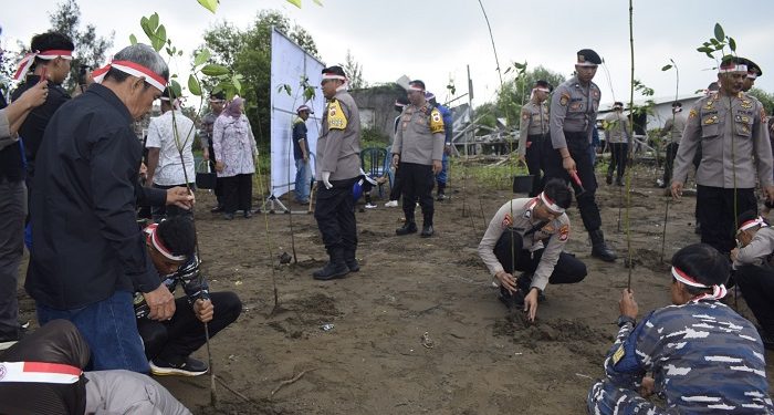 Hari Bhayangkara ke-78, Polres Indramayu Tanam 10 Ribu Pohon di Pantai Karangsong