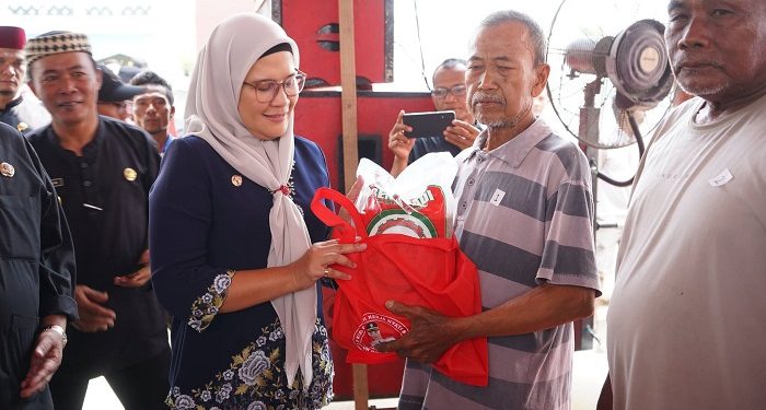500 Petani Losarang Indramayu Peroleh Bantuan Benih Padi Unggul