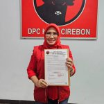 Fitria Pamungkaswati menerima surat tugas dari DPP PDI Perjuangan untuk maju di Pilkada 2024 Kota Cirebon. (ist)