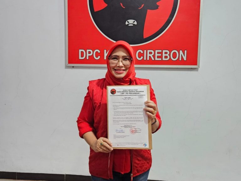 Fitria Pamungkaswati menerima surat tugas dari DPP PDI Perjuangan untuk maju di Pilkada 2024 Kota Cirebon. (ist)