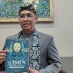 Kamus Bahasa Cirebon edisi 1 resmi diluncurkan saat merayakan hari jadi. (Ciayumajakuning.id)