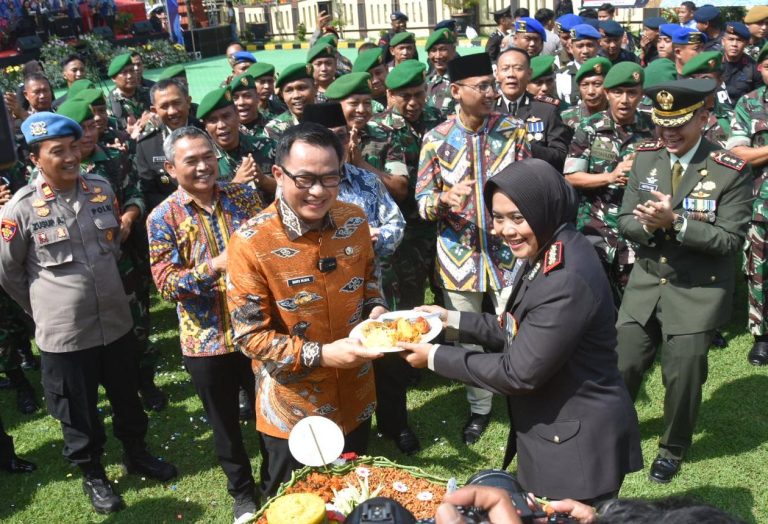 PJ Bupati Cirebon Apresiasi Kinerja Polresta Cirebon pada Hari Bhayangkara ke-78