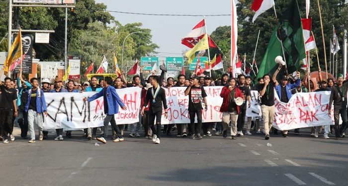 Sempat Ricuh, DPRD Kota Cirebon Temui Massa Aksi Mahasiswa Kawal Putusan MK