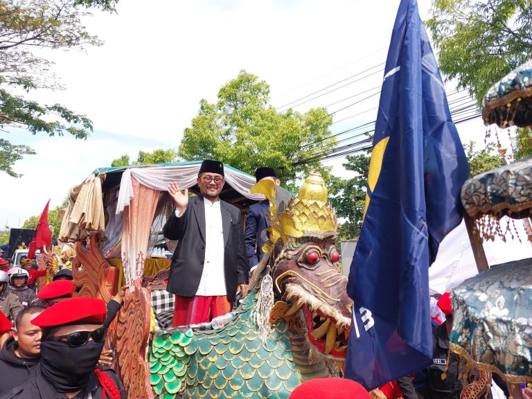 Imron-Agus Resmi Daftar di KPU Cirebon, Diarak Ribuan Massa dengan Replika Kereta Paksi Naga Liman