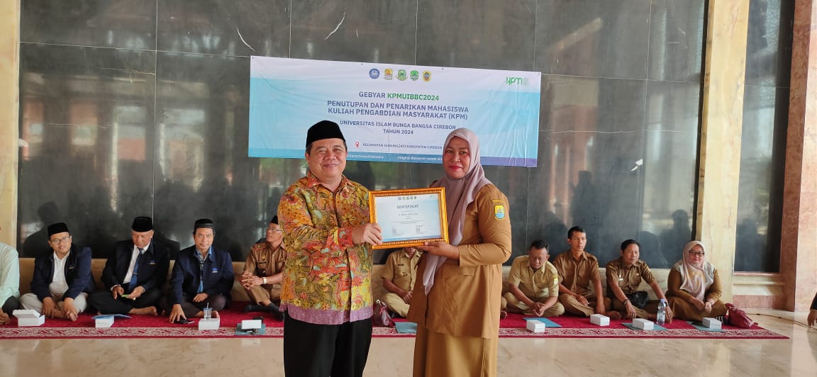 Rektor UIBBC Oman Fathurohman memberi penghargaan pada penutupan KPM UIBBC 2024. (Ciayumajakuning.id)