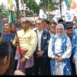 Pasangan Eti-Suhendrik dikawal pendukung mendaftar ke KPU Kota Cirebon untuk Pilkada Serentak 2024. (Ciayumajakuning.id)