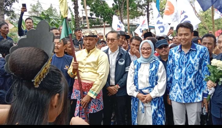 Pasangan Eti-Suhendrik dikawal pendukung mendaftar ke KPU Kota Cirebon untuk Pilkada Serentak 2024. (Ciayumajakuning.id)