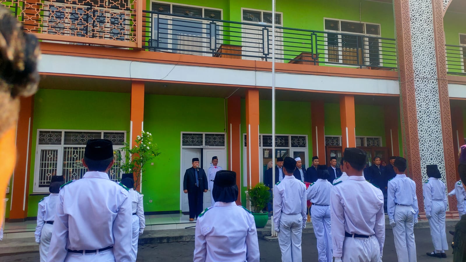 Suasana khidmat upacara HUT ke-79 Kemerdekaan RI di Universitas Islam Bunga Bangsa Cirebon. (ist)