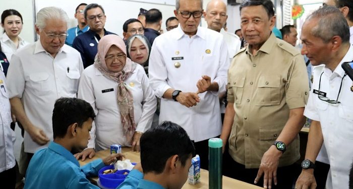 Wantimpres Wiranto Tinjau Uji Coba Makan Bergizi Gratis di Kota Cirebon
