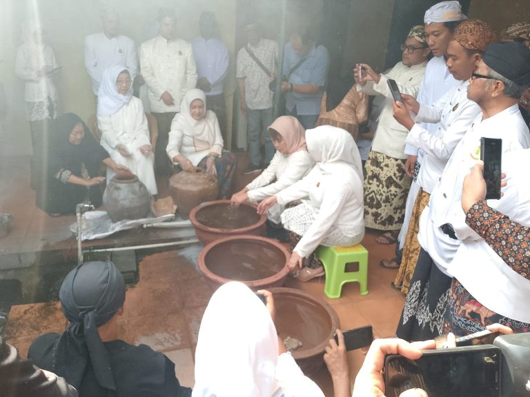 Menilik Tradisi Leluhur Bekaseman di Keraton Kasepuhan Cirebon