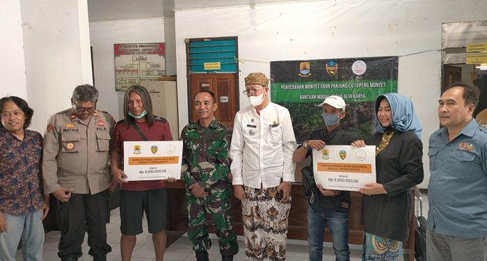Dinsos Cirebon Beri Modal Usaha Bagi Eks Pekerja Topeng Monyet di Klangenan