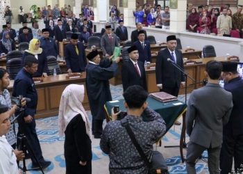 Rapat Paripurna DPRD Kota Cirebon Lantik Dua Anggota PAW