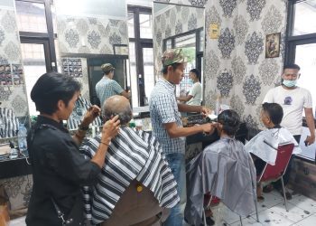 Relawan Gelar Potong Rambut Gratis Dukung Pelaku UMKM Cirebon