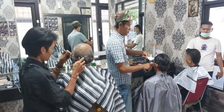 Relawan Gelar Potong Rambut Gratis Dukung Pelaku UMKM Cirebon