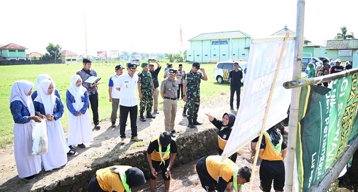 Bersih-bersih Sungai di Luragung, Pj Bupati Kuningan Launching ‘Si Pesat-BEM’