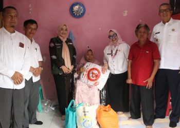 Binwil PKK Kota Cirebon Berikan Bantuan Kursi Roda Bagi Warga Pekalipan