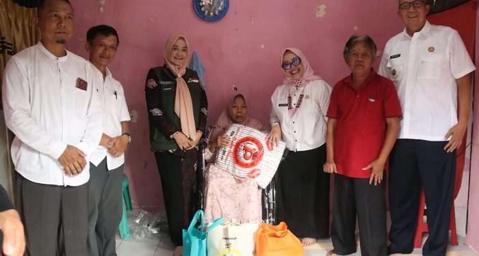 Binwil PKK Kota Cirebon Berikan Bantuan Kursi Roda Bagi Warga Pekalipan